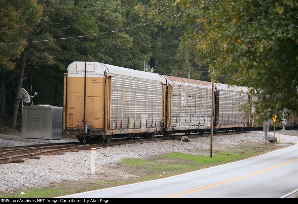 CSX TTGX 979543 at the tail end of a line of autoracks